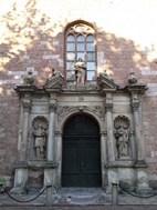 Puerta de acceso a la Iglesia luterana de San Pedro