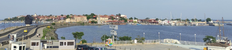 Barrio viejo de Nesebar al fondo