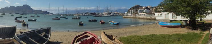Barcas en el paseo marítimo