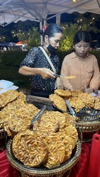 Mercado nocturno junto al r&iacute;o
