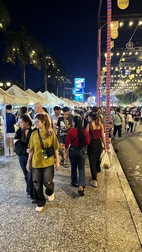 Mercado nocturno junto al r&iacute;o