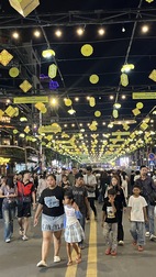 Mercado nocturno junto al r&iacute;o