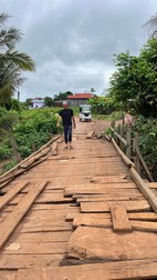 Inspeccionando un puente antes de pasar con el tuktuk