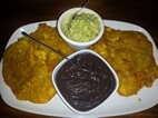 Patacones con frijoles y guacamole, Bar Amigos
