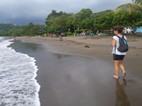 Playa de arena volcnica en Playas del Coco