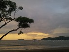 Playa de arena volcnica en Playas del Coco
