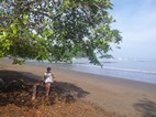 Playa de arena volcánica en Playas del Coco