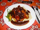 Salchichas de cerdo con cebolla caramelizada y pure de patatas