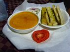 Sopa de tomate con pan tostado