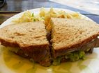 Sandwich de bacon, lechuga, aguacate y tomate. 