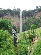 Moses, nuestro gua, frente a la primera cascada, Sipi Falls