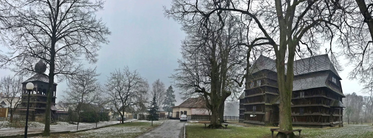 Campanaraio e Iglesia de madera de Hronsek