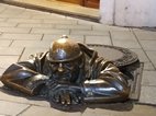 Čumil, estatua de un trabajador asomando por la alcantarilla