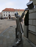 Schöner Náci, estatua en la Plaza Hlavne Namestie