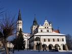 Ayuntamiento de Levoca y de fondo la Iglesia de Santiago