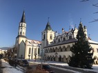 Ayuntamiento de Levoca y de fondo la Iglesia de Santiago
