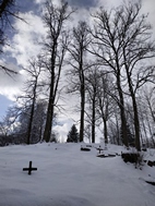 Cementerio cubierto por la nieve en la Iglesia de Leštiny