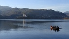 Una pietna, barca tradicional, se dirige a la Isla de Bled