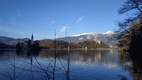 Vistas de la Isla de Bled desde el paseo que circunda el lago