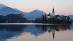 Vistas de la Isla de Bled desde el paseo que circunda el lago