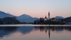 Vistas de la Isla de Bled desde el paseo que circunda el lago