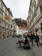 Calle Stritarjeva con Castillo al fondo