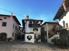 Interior del pueblo amurallado de Šmartno