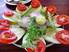 Ensalada pepino, cebolla de y tomate