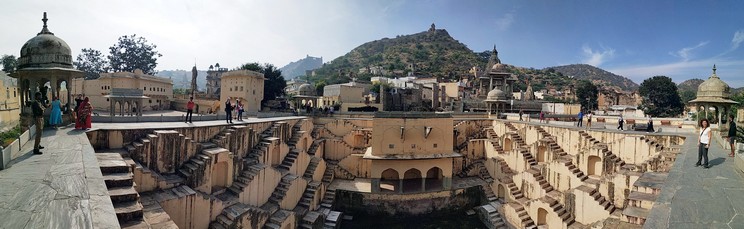 Panna Meena Ka Kund, Amber Panna Meena Ka Kund, Amber