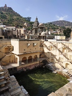 Panna Meena Ka Kund, Amber