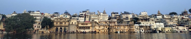 Ciudad antigua de Udaipur vista desde el Lago Pichola Ciudad antigua de Udaipur vista desde el Lago Pichola
