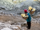 Porteadores de azufre en el volcan Ijen