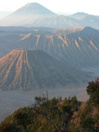 Mar de Arena y los volcanes de BAtok, Bromo, Kursi y Semeru