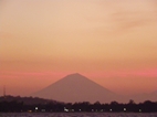 Vistas del volcan Gurung Agung en Balis desde Gili Air