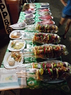 Brochetas de pescado fresco en los restaurantes junto a la playa