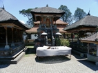 Altar de ofrendas en Pura Ulun Danu Bratan