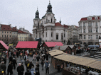 Staromestske namesti, Iglesia de San Nicolas al fondo