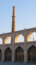 Minarete de Ali visto desde la plaza Imam Ali