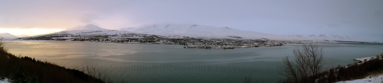 Akureyri, la capital del norte, desde el otro lado del fiordo