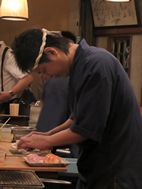 Preparando sushi, Nawa Zushi Shiten, Osaka