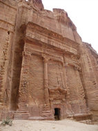 Una de las tumbas en la Calle de las fachadas