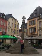 Cruz de justicia en la plaza medieval del mercado