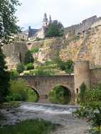 Puente de piedra sobre el río Pétrusse