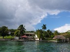 Pueblo de Bacalar visto desde la Laguna