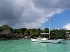 Pueblo de Bacalar visto desde la Laguna