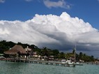 Pueblo de Bacalar visto desde la Laguna