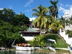 Pueblo de Bacalar visto desde la Laguna