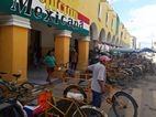 Bicicletas aparcadas frente al Ayuntamiento de Oxkutzcab