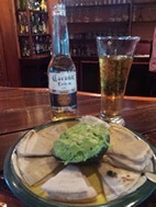 Guacamole, tortillas de maíz y cerveza