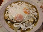 Chilaquiles verdes con huevos estrellados